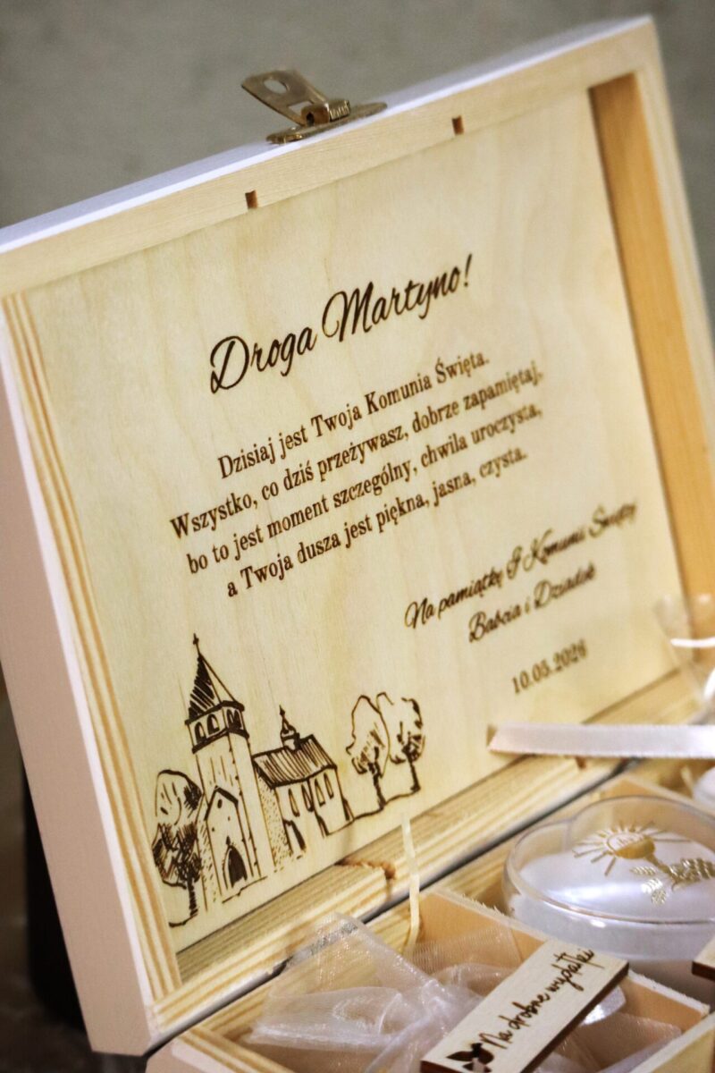 Biała szkatułka na I Komunię z przegródkami