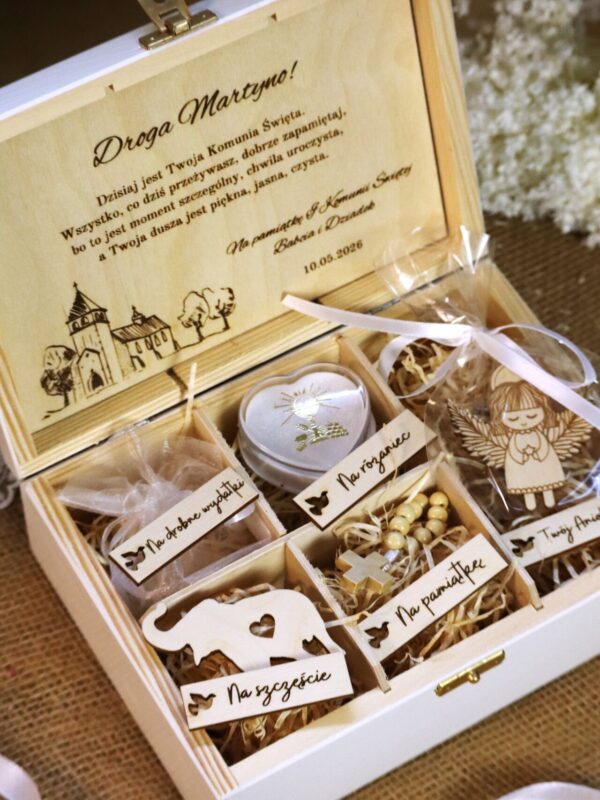 Biała szkatułka na I Komunię z przegródkami