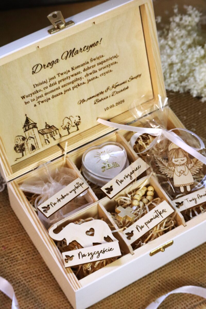 Biała szkatułka na I Komunię z przegródkami