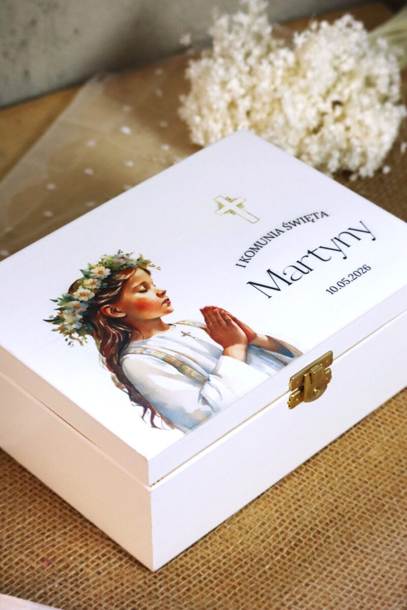 Biała szkatułka na I Komunię z przegródkami