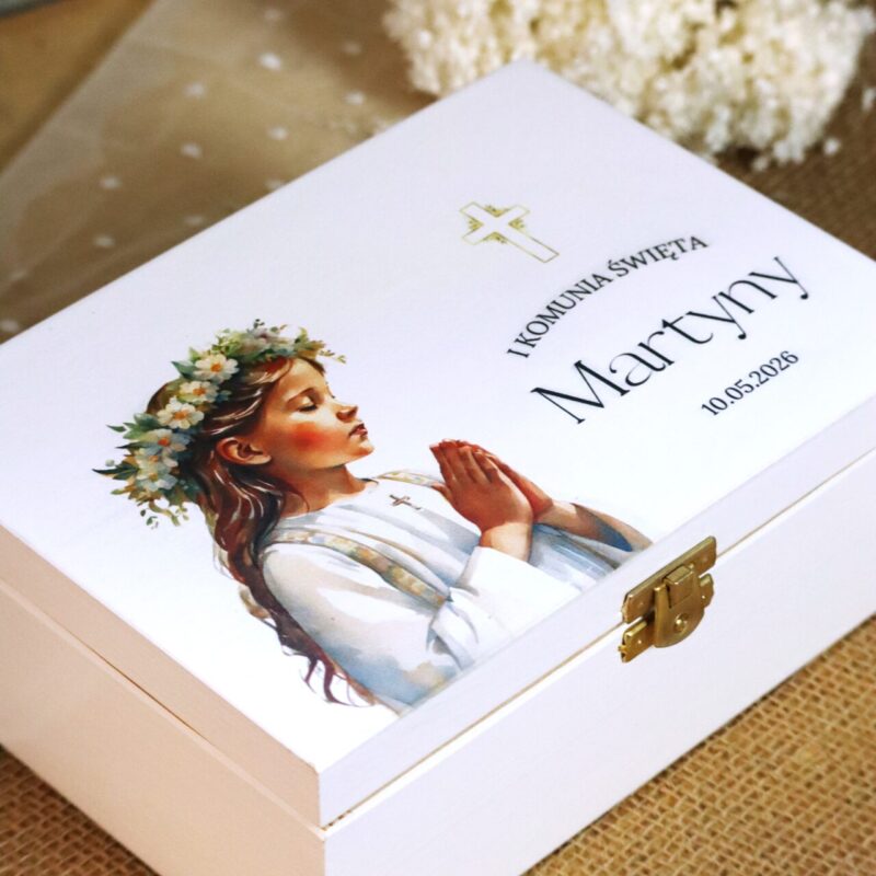 Biała szkatułka na I Komunię z przegródkami