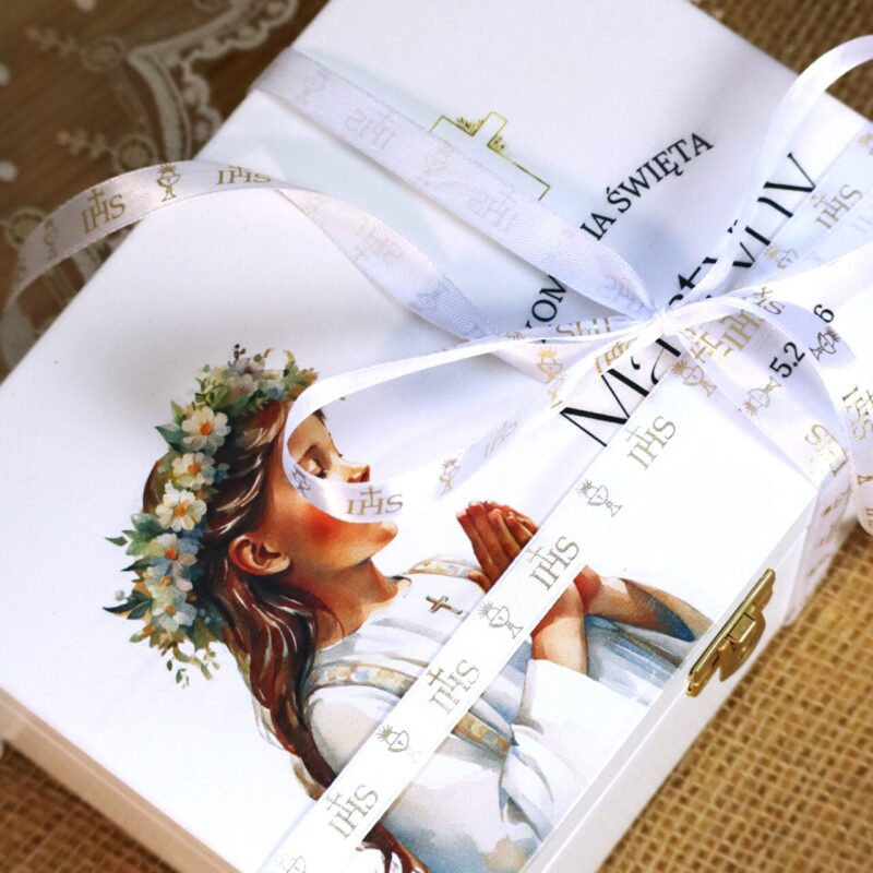 Biała szkatułka na I Komunię z przegródkami