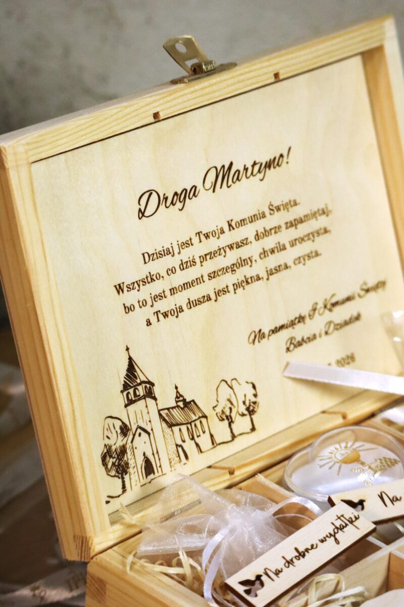 Grawerowana szkatułka na I Komunię z przegródkami