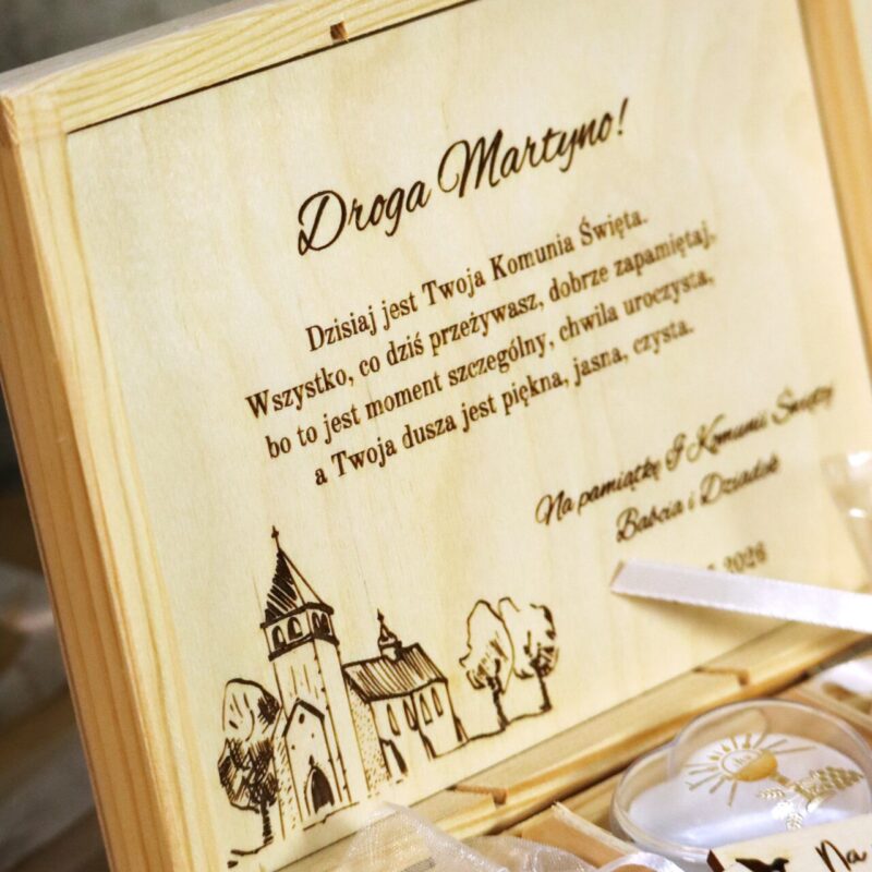 Grawerowana szkatułka na I Komunię z przegródkami