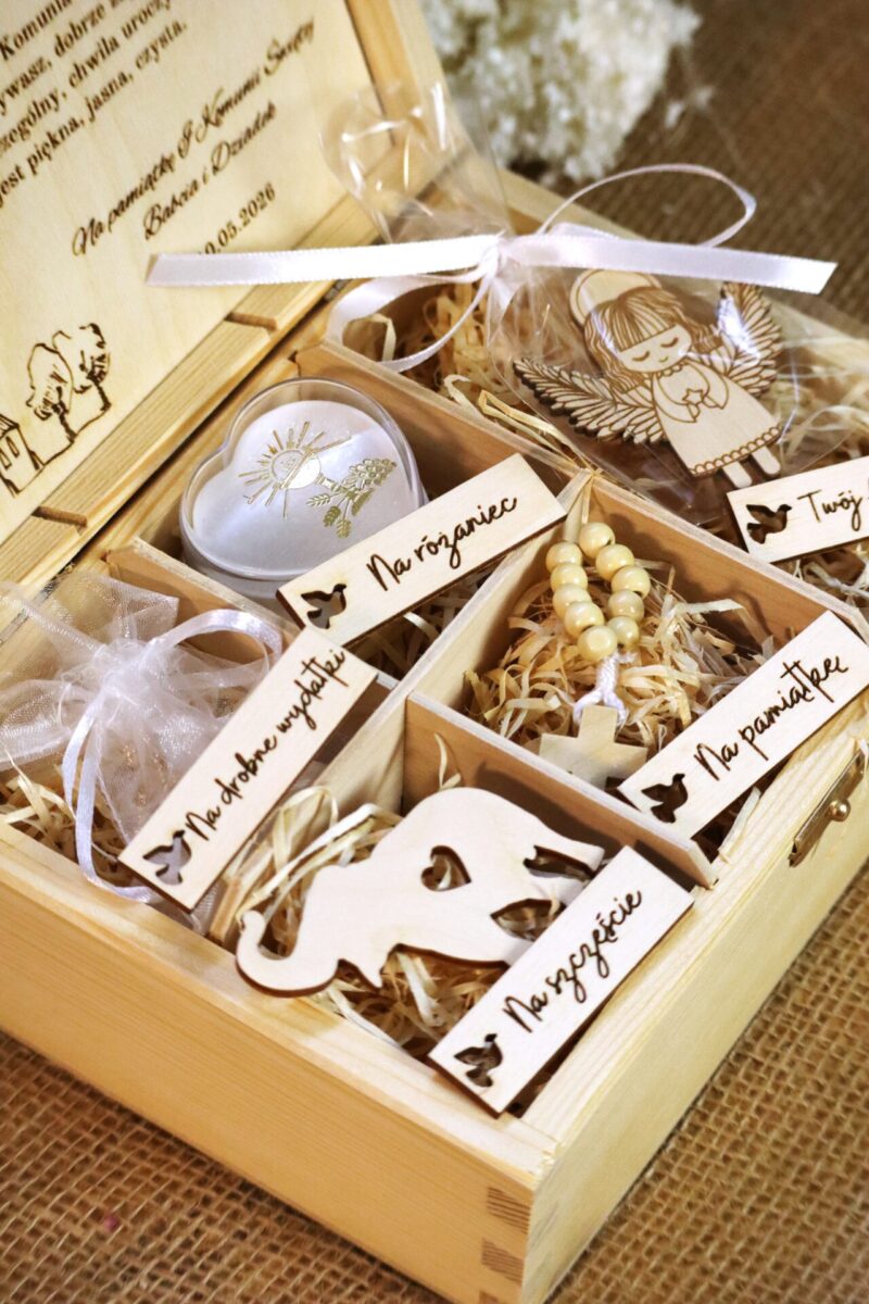 Grawerowana szkatułka na I Komunię z przegródkami