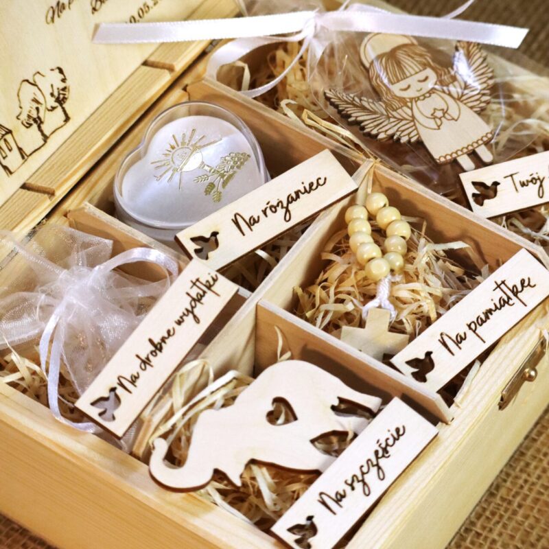 Grawerowana szkatułka na I Komunię z przegródkami