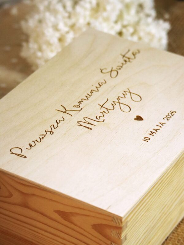 Grawerowana szkatułka na I Komunię z przegródkami