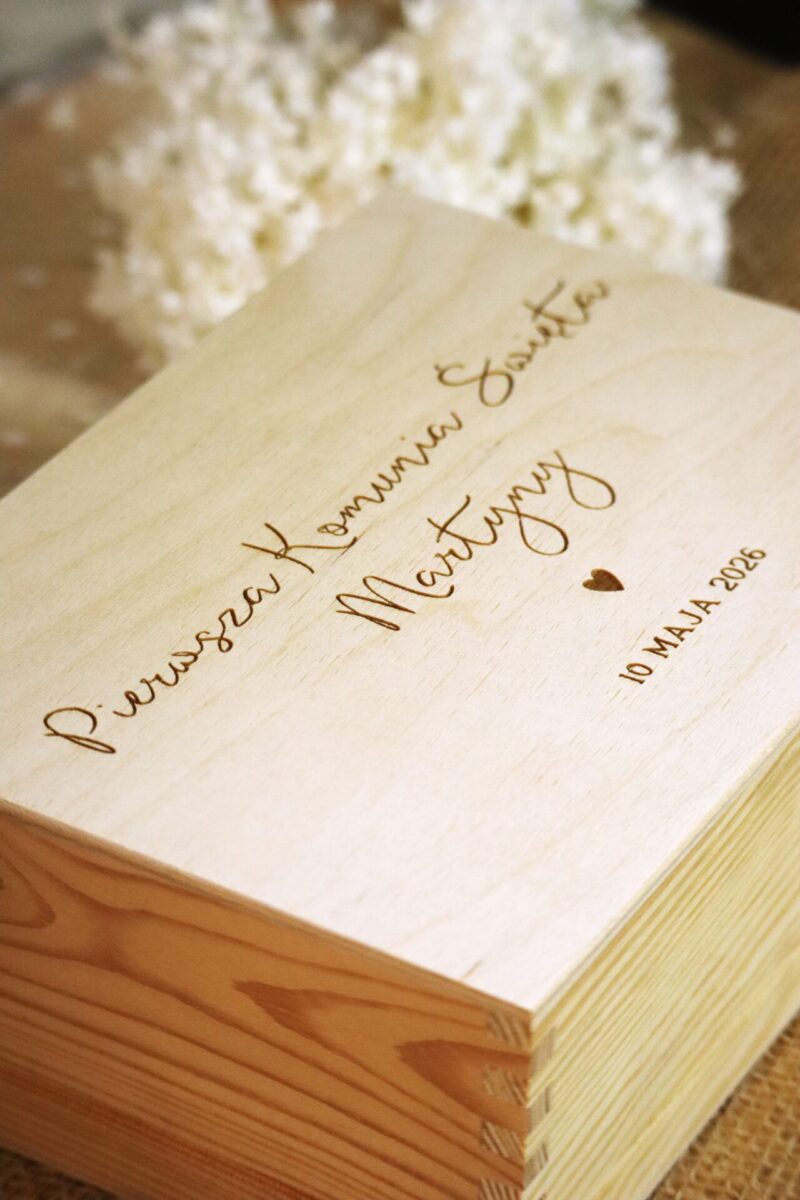 Grawerowana szkatułka na I Komunię z przegródkami