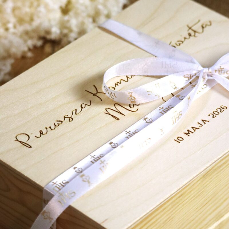 Grawerowana szkatułka na I Komunię z przegródkami