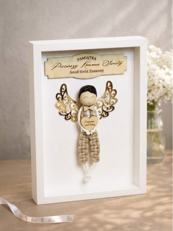 RAMKA A4 ANIOŁKI MAKRAMA (1) Anioł Stróż z makramy w ramce z okazji I Komunii Świętej Chłopiec