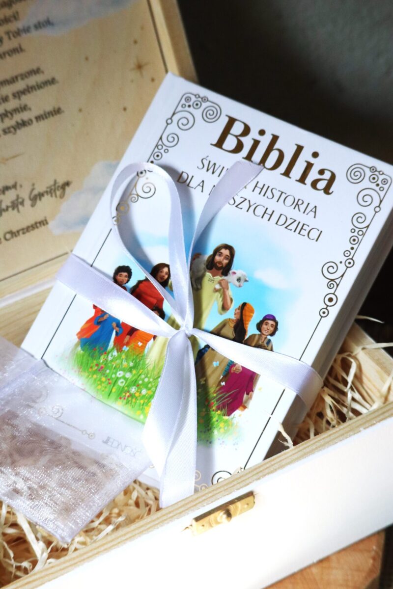 Biblia w białym pudełku na Chrzest Święty chłopca