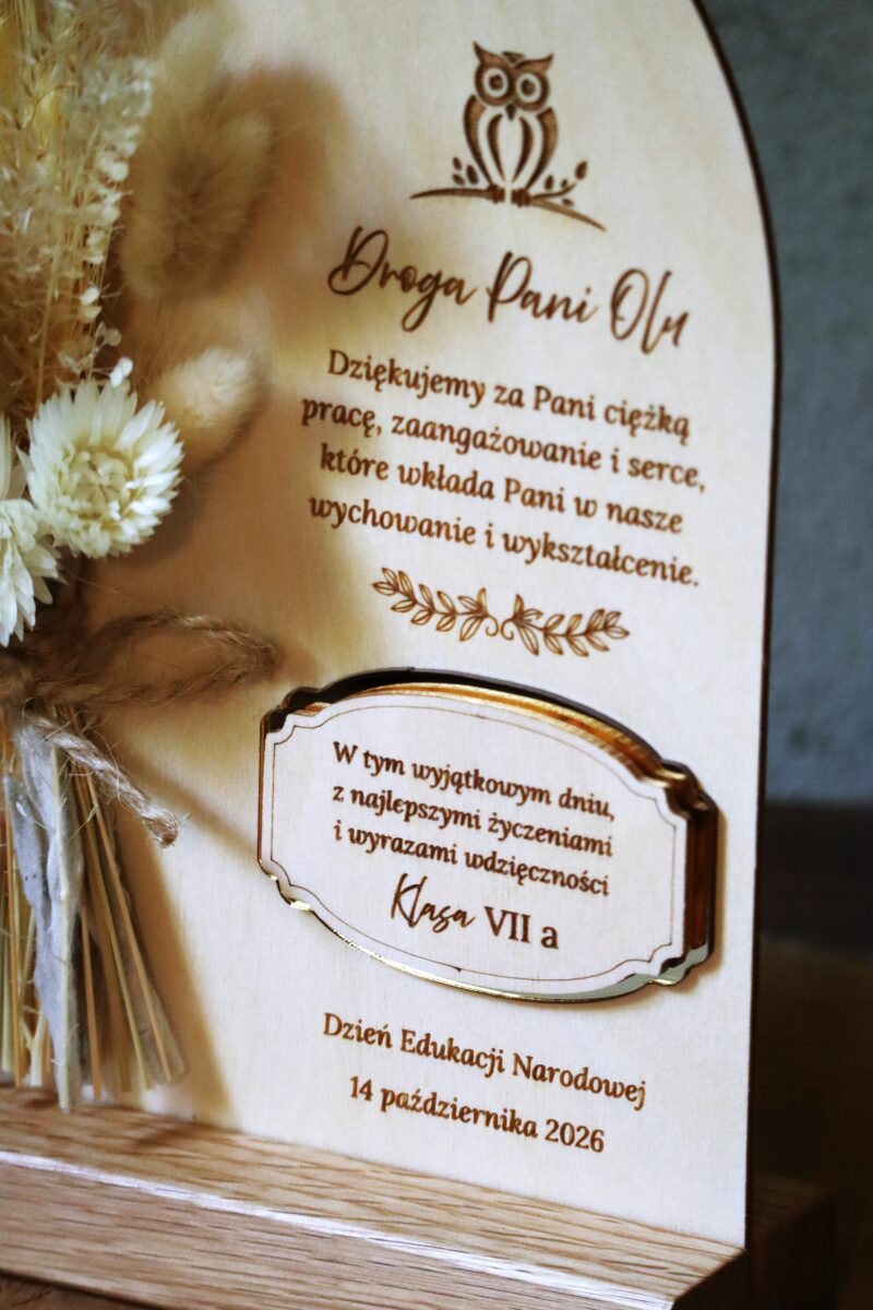 Podstawka z bukietem kwiatów i życzeniami z okazji Dnia Nauczyciela