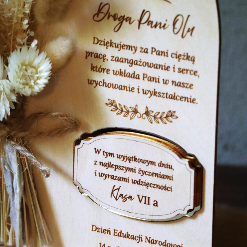 Podstawka z bukietem kwiatów i życzeniami z okazji Dnia Nauczyciela