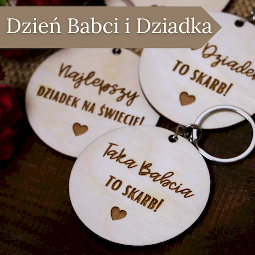 Personalizowane drewniane breloki prezentowe na Dzień Babci i Dziadka