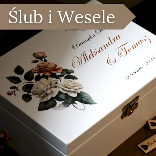 Drewniane pudełko z personalizowaną dekoracją na ślub i wesele